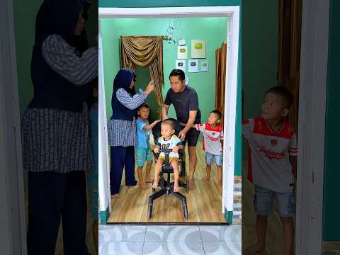 Ayah lagi dorong abyan pake stroler,di ambil mama buat abidzar thumbnail