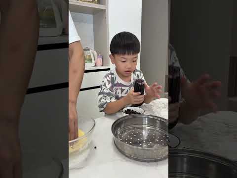 潼潼和爸爸把妈妈的玉米烤糊了！居然用馒头代替？#shorts #funny #搞笑 thumbnail