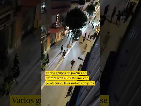 Jóvenes encapuchados se enfrentan con pirotecnia a los Mossos tras un desahucio en Mataró thumbnail