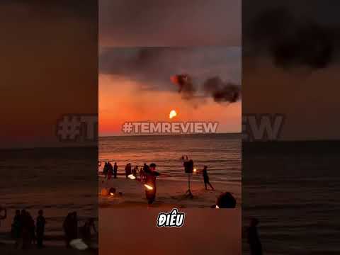 Màn múa lửa rực rỡ dưới bầu trời hoàng hôn #memevietnam #meme #funny #haihuoc thumbnail
