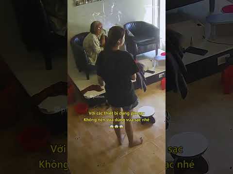 Với các thiết bị dùng pin sạc không nên vừa dùng vừa sạc 😨 #shorts thumbnail