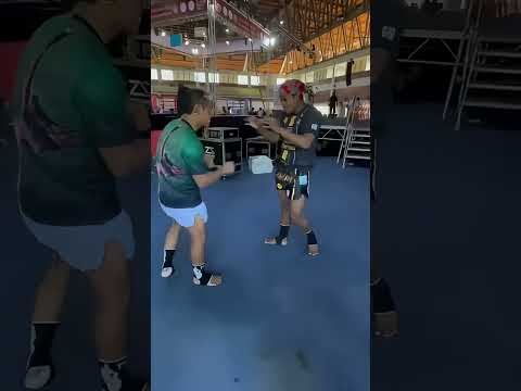 ขอโทดดด ลืมตัว🤣 #Shorts | Buakaw Banchamek thumbnail