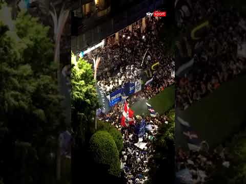 Como, tutta la piazza (e i compagni in pullman) cantano il coro "Nico Paz Resta con noi!" thumbnail