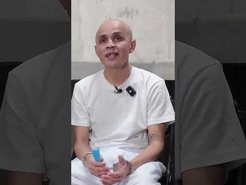 Entrevistamos a un PANDILLERO de la CÁRCEL de EL CECOT en EL SALVADOR thumbnail