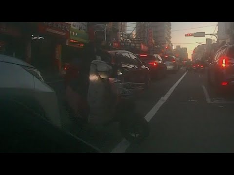 【車禍影片】阿姨說我騎太快！？ thumbnail
