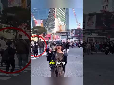 Cô gái này đã trút hết sự tức giận lên người đi đường#daochieu #shorts thumbnail