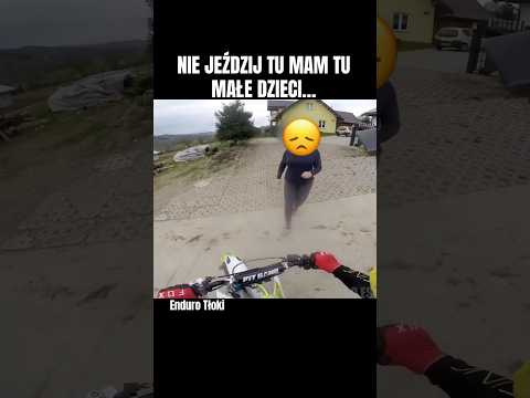 Kulturalna kobieta dogadała się z motocyklistą #shorts #foryou #police #motorcycle #duet #trending thumbnail