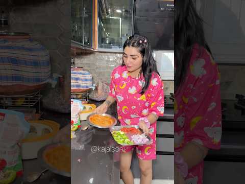 मैंने रोटी का पिज़्ज़ा बनाया🍕😋#youtubeshorts #shorts #kajalsoni #comedyshorts @K@Kajalsoni_vlogs thumbnail