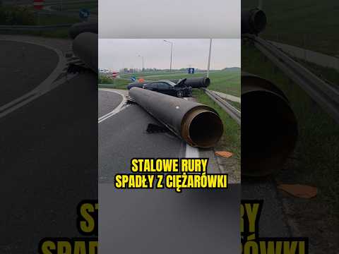 ? Stalowe rury spadły z ciężarówki, jedna osoba trafiła do szpitala ? #transport #ciezarowka thumbnail