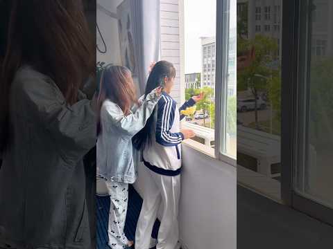 Cô gái lỡ tay làm rơi con vịt vàng xuống dưới tầng lầu thumbnail
