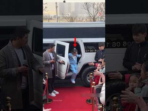 Young Actress Daughter Fell on Red Carpet But Her Comeback Won Hearts #facts #shots thumbnail