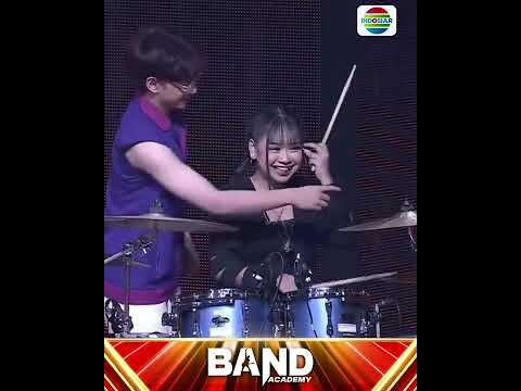 Cieee April, seneng banget nihh diajarin main drum sama drummernya Gelas Merah? #shorts thumbnail
