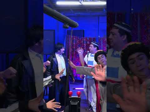 Pozitiv kayfiyatda klip suratga olish jarayoni thumbnail