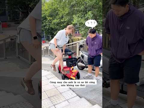 Anh trai gặp lỗi nhỏ với cô gái đi xe điện thumbnail