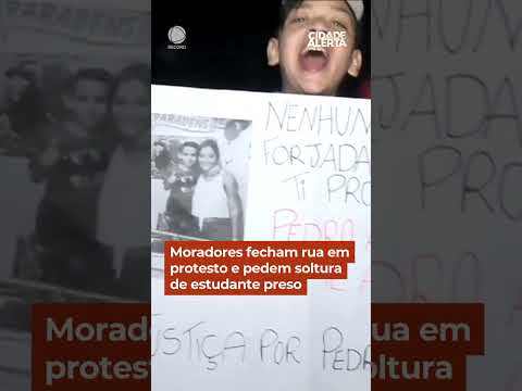 Moradores fecham rua em protesto e pedem soltura de estudante preso #Shorts #CidadeAlerta thumbnail