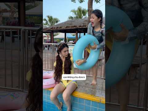 Cô gái béo tham lam giành đồ của 2 chị em đáng thương thumbnail