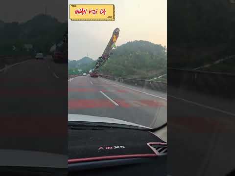 Chiếc xe ô tô chở chiếc cánh khổng lồ kì lạ thumbnail