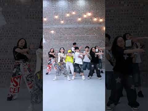 Follow us #dance #lecirque #day #nhay #minhx thumbnail