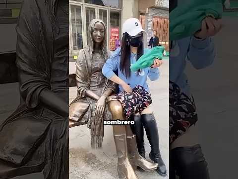 Intentó Cuidar A La Estatua Del Sol Con Un Sombrero ❤️ thumbnail