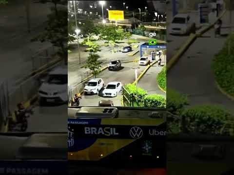 ÔNIBUS DA SELEÇÃO RUMO AO AEROPORTO | #shorts | ge.globo thumbnail