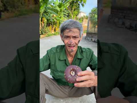 Ông nội tội nghiệp bị cháu gái chế giễu vì ăn phải bánh Donut rơi xuống đất😟 #shorts thumbnail