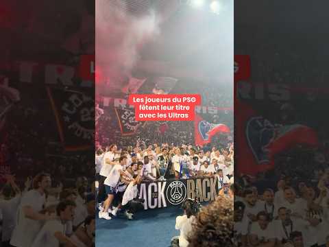 Les joueurs du PSG fêtent leur titre avec les Ultras thumbnail