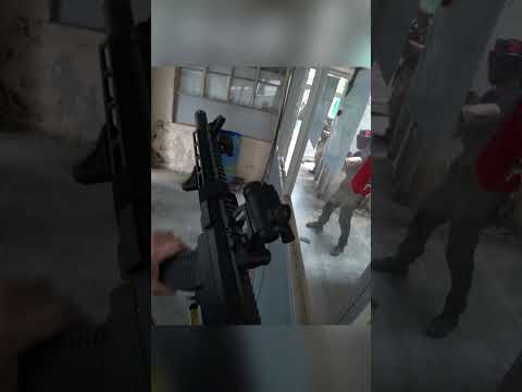 On discute en plein gunfight ? Talking mid-gunfight ?  #shorts thumbnail