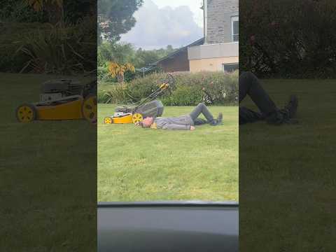 Mon père fait un MALAISE devant la POLICE ?! ? thumbnail