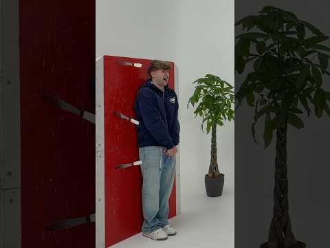 Messerwerfer wirft auf mich 🤯🔪 | Lewinray #shorts thumbnail