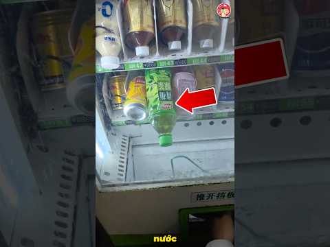Dùng mắc phơi quần áo lấy chai nước trong máy thumbnail