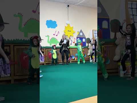 🦖 Hinter den Kulissen vom Dinosaurier-Tanz #shorts #simonesommerland #kinderlieder thumbnail