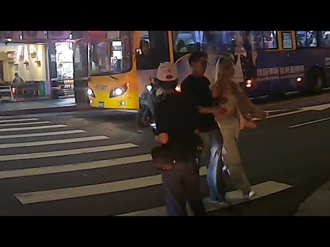 阿伯站在斑馬線上叫公車過，被公車司機罵後才走 thumbnail