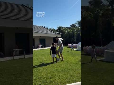 O CRISTIANO RONALDO É O TREINADOR DO PRÓPRIO FILHO! 🤖👏🥰 thumbnail