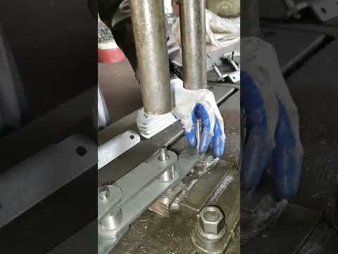 The assembly process of large spacing chains- Good tools and machinery make work easy thumbnail