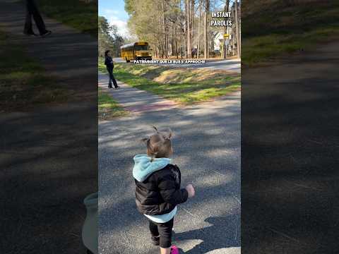 Cette petite sœur court pour saluer son grand frère à chaque fois qu’il rentre de l’école thumbnail