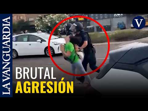 Un policía empuja violentamente a una docente durante la huelga de Educación en València thumbnail