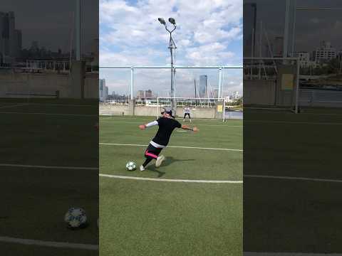 IMPOSSIBLE 1 TRY FREE KICK WITH PRO FOOTBALLER thumbnail