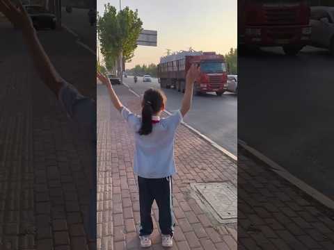 Cô con gái nhỏ mừng rỡ khi gặp lại bố sau nhiều ngày bố lái xe xa nhà #truckdriver #family #trucking thumbnail
