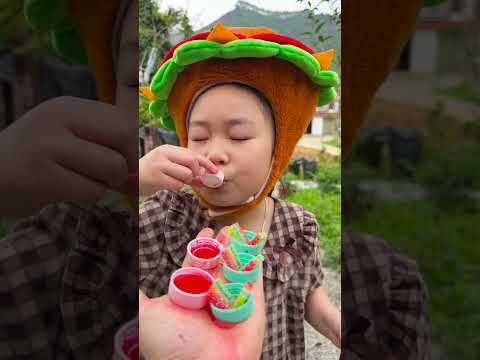 Cô bé ngoan ngoãn ăn kẹo cầu vồng và uống Coca-Cola rất ngon miệng. #vui #kẹo #thứcăn #dễthương thumbnail