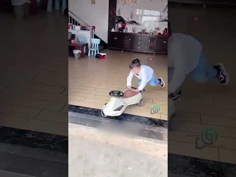 الولد رجع الى البيت و كان متحمس و عندما وضع شنطته بالبيت هذا اللي صار !! #shorts thumbnail