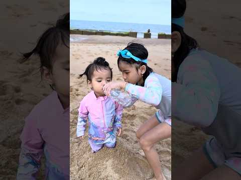 Kind Big Sister and Poor Little Sister - Em gái tội nghiệp, Được chị gái giúp đỡ #shorts thumbnail