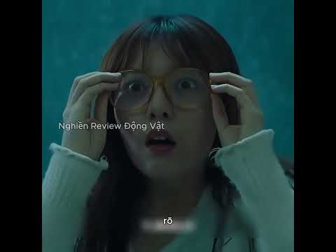 Cô gái đang tắm bất ngờ phát hiện ra con khủng long đang uống nước ngay trên đầu mình. thumbnail