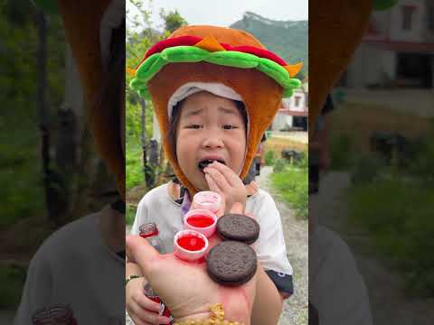 Cô bé ngoan ngoãn ăn kẹo cầu vồng và uống Coca-Cola rất ngon miệng. #vui #kẹo #thứcăn #dễthương thumbnail
