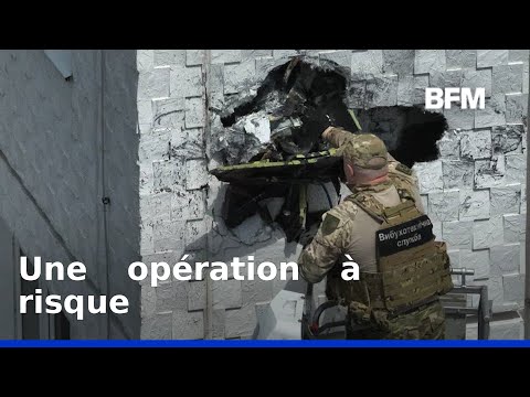 Ukraine: des démineurs retirent un drone russe non explosé d'un immeuble à Odessa thumbnail