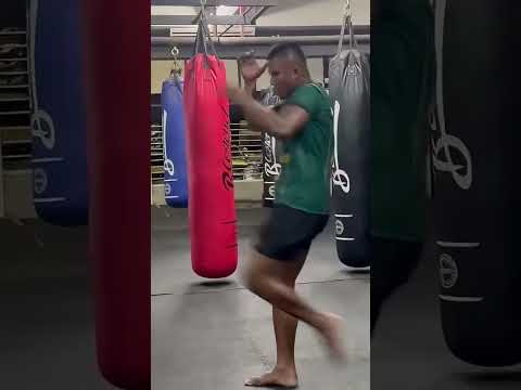 คนเก่งไม่เคยหวั่น คนขยันสิน่ากลัว #Shorts | Buakaw Banchamek thumbnail
