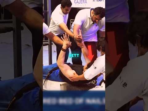 Strongman liegt auf Nagelbrett mit 10 Personen über ihm ? thumbnail