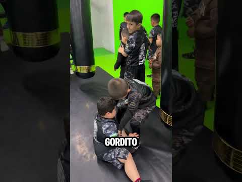 El niño gordito quiso pelear… pero terminó besado ?? #youtubeshorts thumbnail