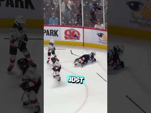 This Hockey Game Quickly Turned Into a Huge Fight 😳 (@allieberube/X) thumbnail