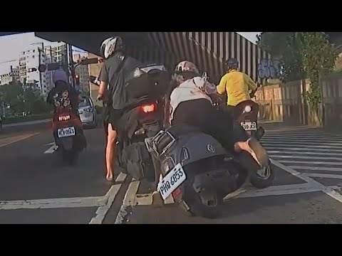 【車禍影片】再滑阿，舒服了嗎？（2026.05.19 新北市三重區環河南路與重安街口 thumbnail
