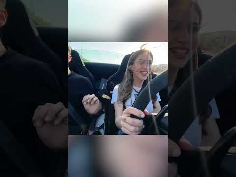بنت بتسوق أسرع سيارة بالعالم 😱 thumbnail